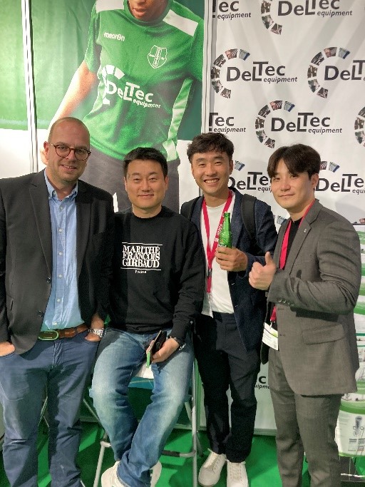 Deltec at FSB Fair The director of Deltec and three business contacts posing for a photo.